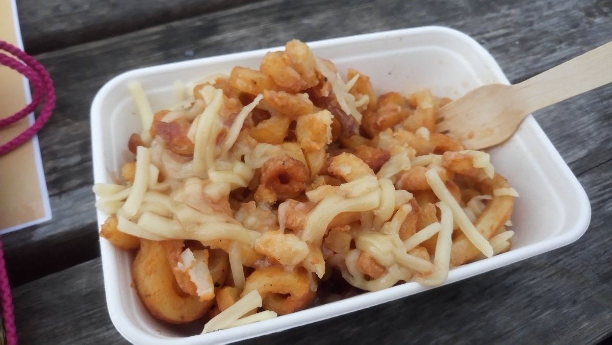 fest1valfairies's tweet photo. The food of Festival Fairies provided by the fantastic @londonpienmash is so yummy!! @reloadfest #charity #freegans  #reload2017 https://t.co/BpEUbzubCf