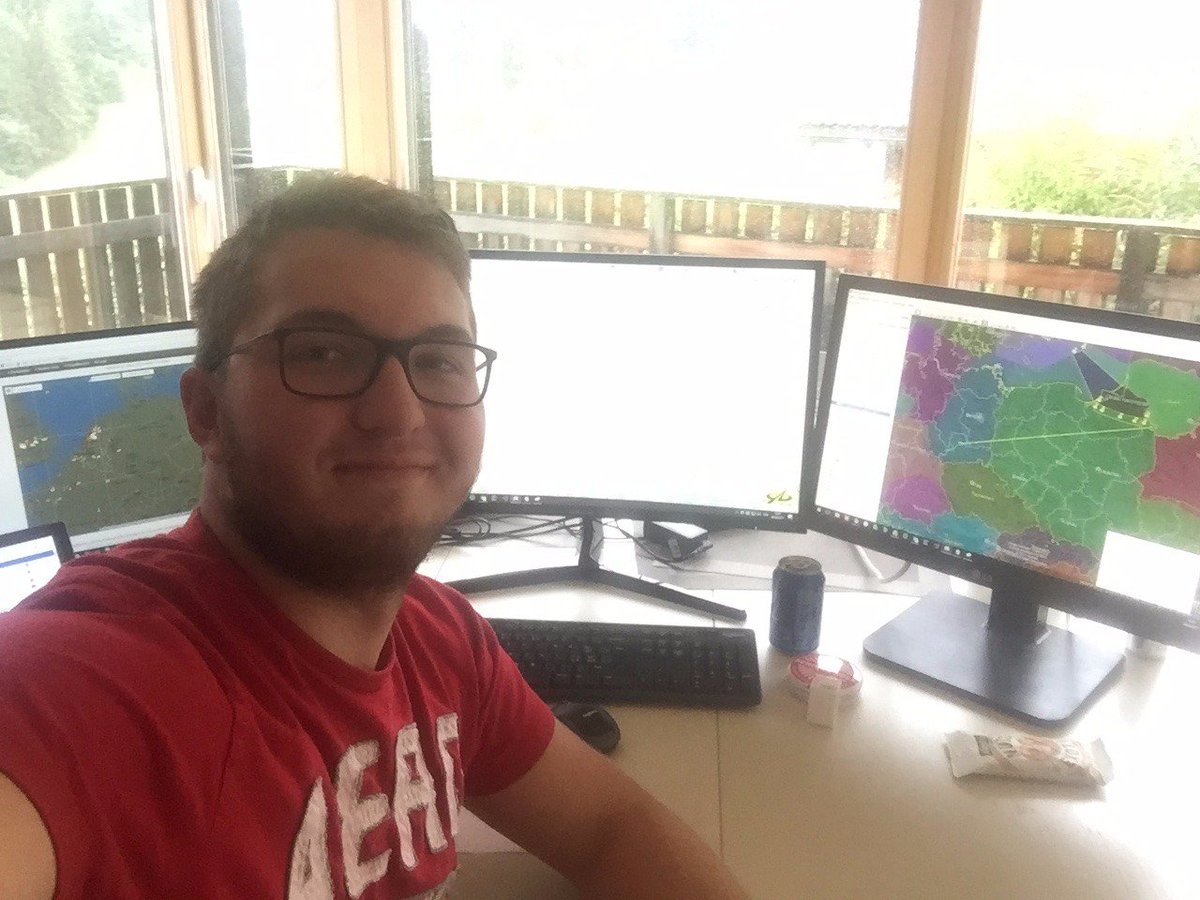 max_michels_'s tweet photo. Greetings from our command center to the basket! Doing well :) #gb2017fr #ger3 #eimerszenge #gasballooning #gordonbennett #worldchampionship https://t.co/ECYduKuabn