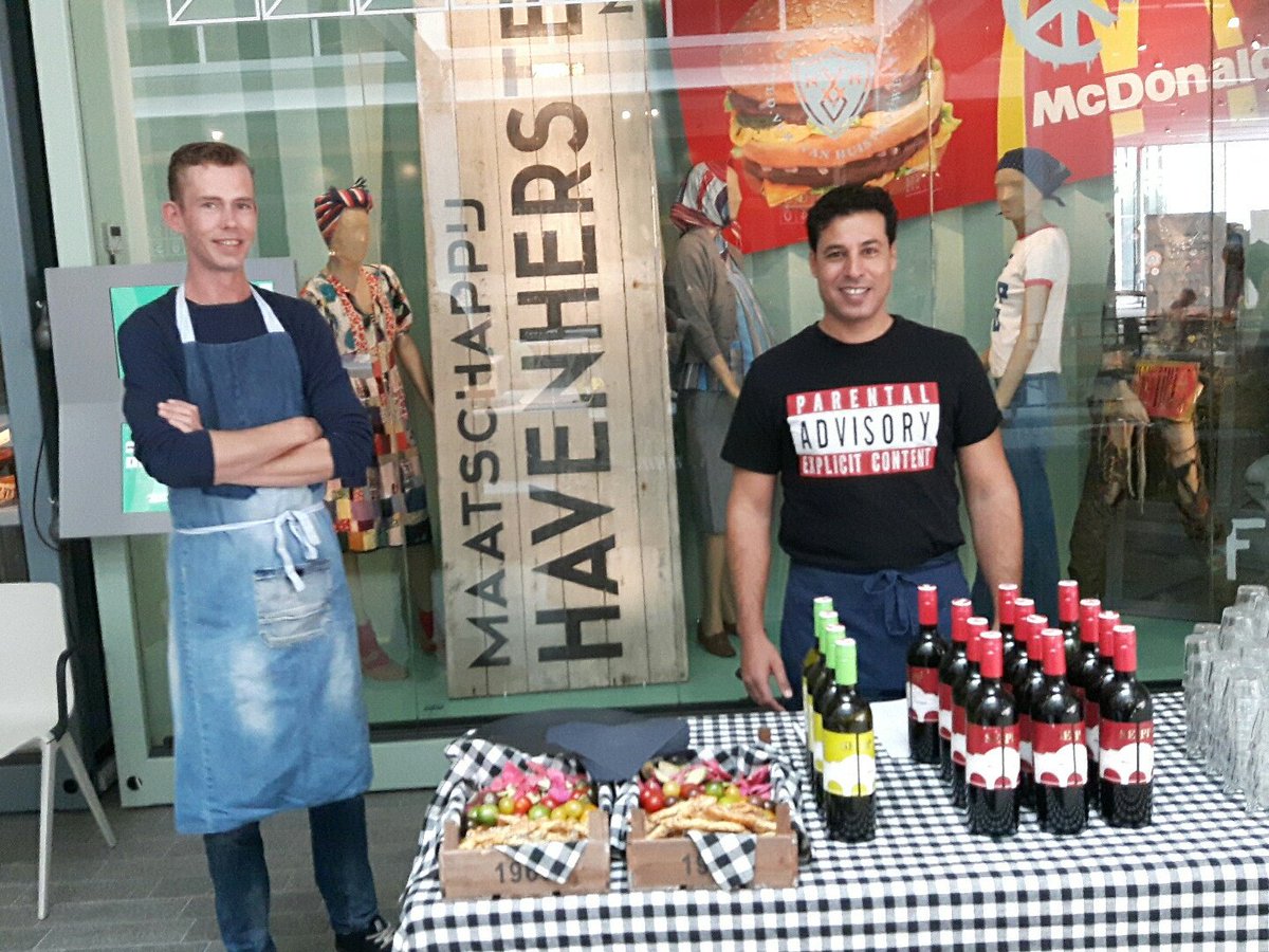 Bijna einde #Rvdd010 programma; <a href="/MuseumRotterdam/">Museum Rotterdam</a> heet jullie zo welkom! Borrel en <a href="/talentfabriek/">talentfabriek010</a> staan voor u klaar :)