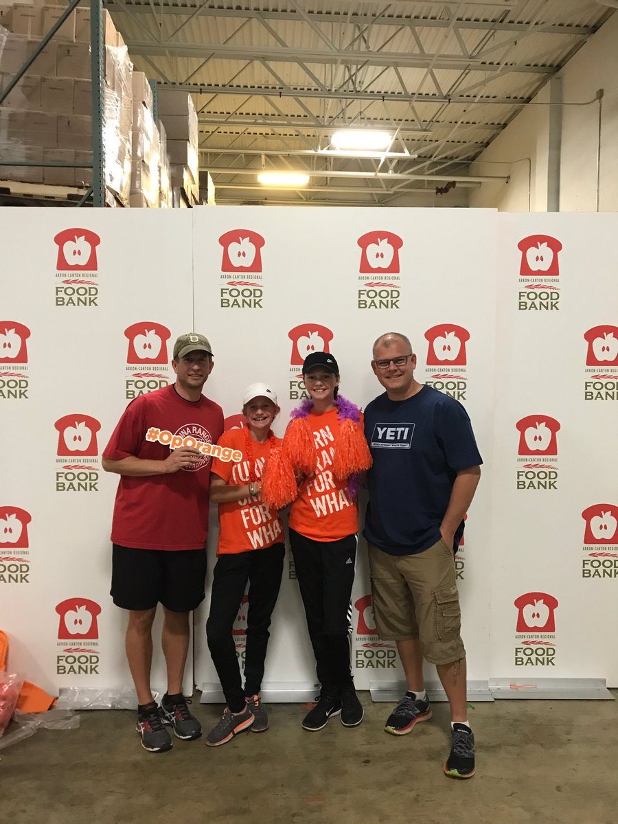 MrMalPE's tweet photo. 4th year of helping at the food bank. Tons of fun again. #labelscissorhands #oporange https://t.co/C6dLKcBUY2
