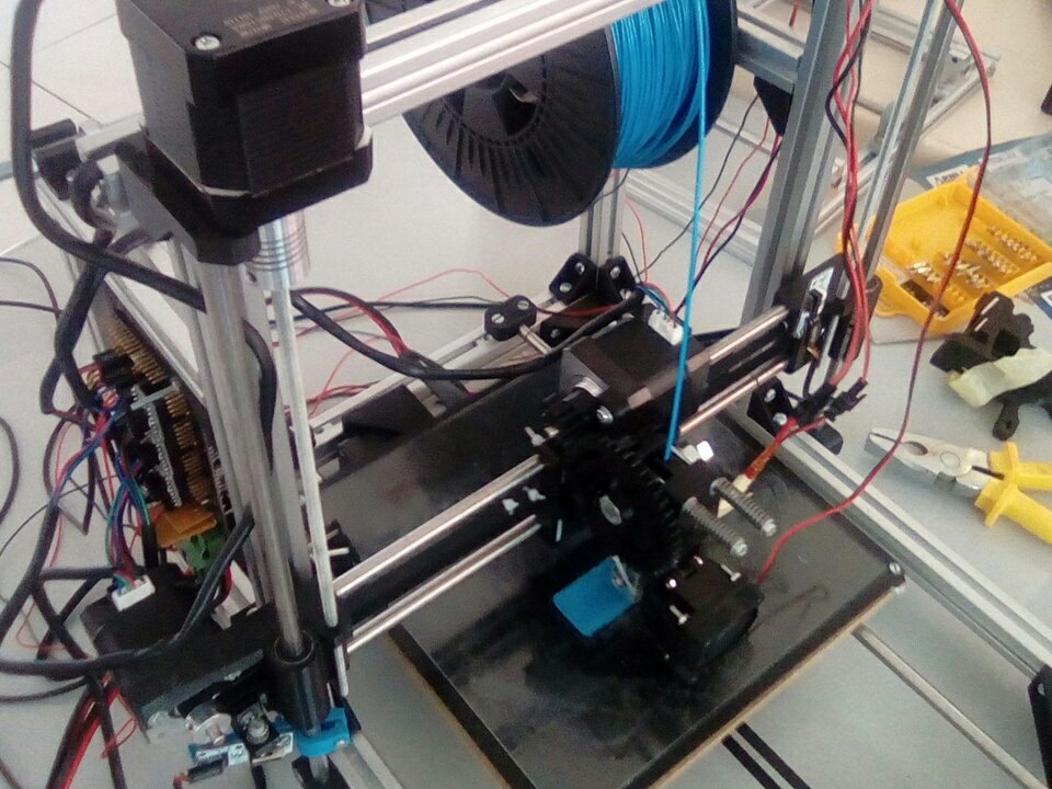 BLOLAB_BENIN's tweet photo. #rnll2017 Pendant ce temps, l impression 3D continue sur le stand du Blolab. #MakeAfrica https://t.co/BAs0xYBhFu