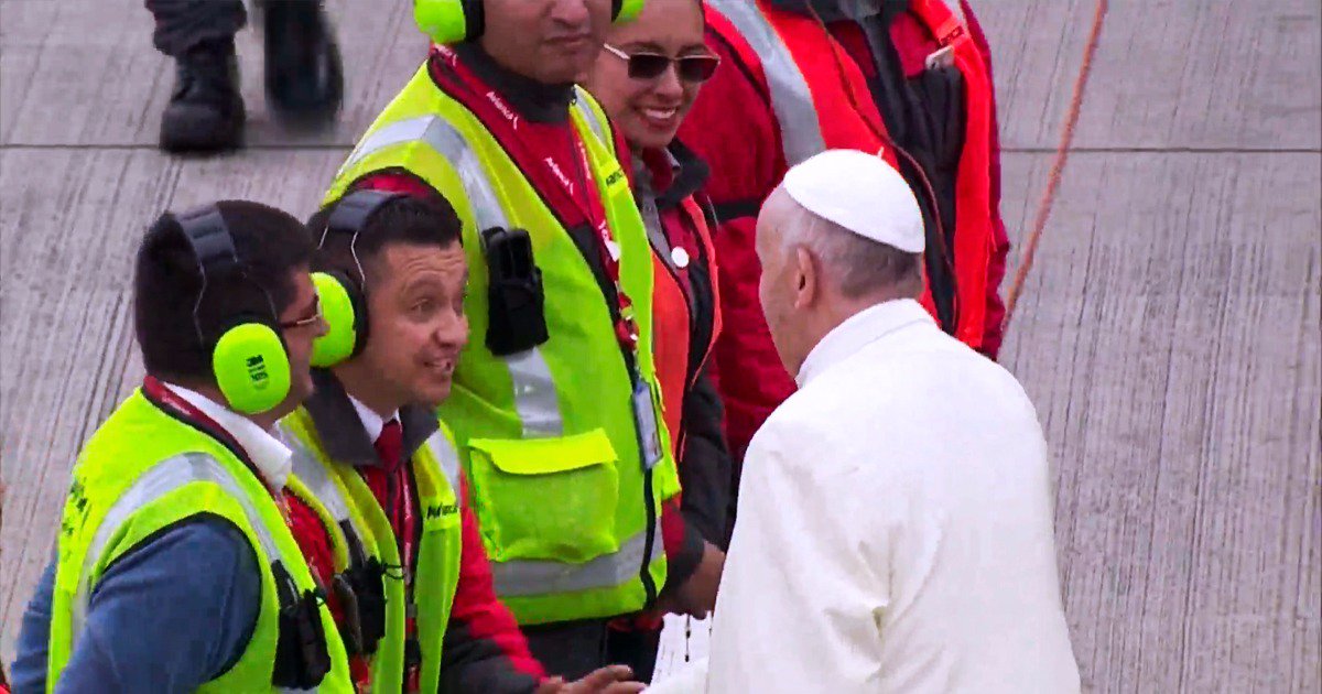 elpapacol's tweet image. El Papa Francisco inicia su agenda del día de hoy, aborda en este momento el #ViajeDeEsperanza hacia Medellín