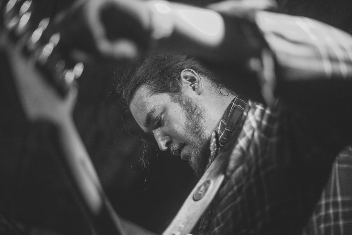 the tuning song at Come Together Music Festival
📸 by @girardphotography 
xo BR
.
.
.
.
.
#badreed #alternative #fest #fender #stratocaster