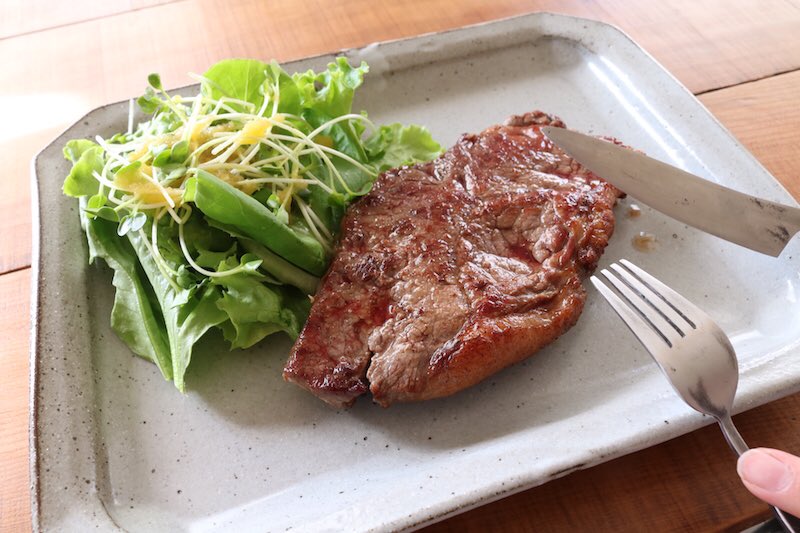 手紙社 V Twitter 手紙舎 2nd Story 本日もたくさんのご来店ありがとうございました 明日は赤畠大徳さんの個展最終日となり カフェの トンテンカン肉祭り も明日いっぱいです こちらは 牛サーロインステーキ ナイフを入れた瞬間に溢れ出す肉汁とビック 手紙社 V Twitter 手紙舎 2nd Story 本日もたくさんのご来店ありがとうございました 明日は赤畠大徳さんの個展最終日となり カフェの トンテンカン肉祭り も明日いっぱいです こちらは 牛サーロインステーキ ナイフを入れた瞬間に溢れ出す肉汁とビック