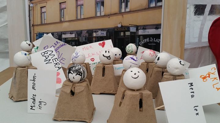 gillaBOiU's tweet photo. Demonstrationståget börjar växa fram. Kom till vårt tält på Drottninggatan och bygg en figur du också! https://t.co/mmsKN4W3ph
