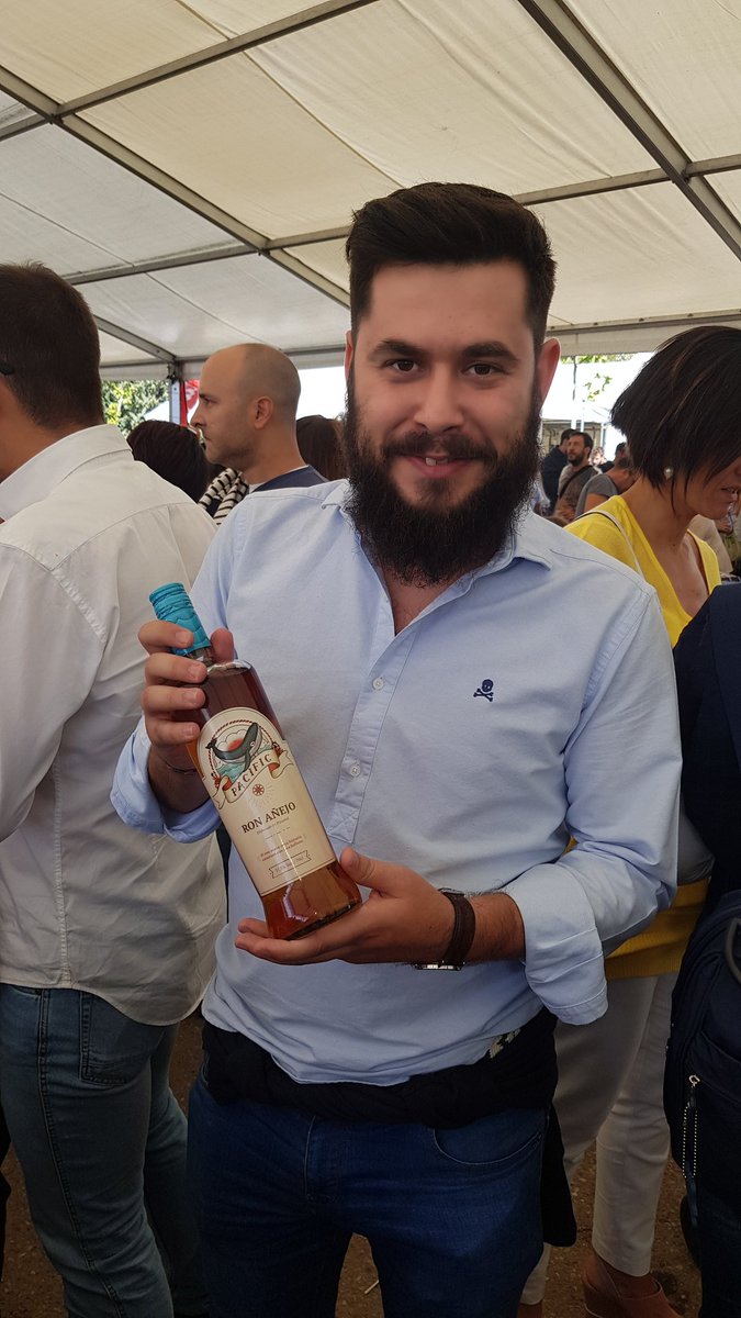 ronpacific's tweet photo. En las #FiestasValladolid2017 nos hemos encontrado con nuestro maestro ronero #RonPacific https://t.co/U2CTylZ80Z