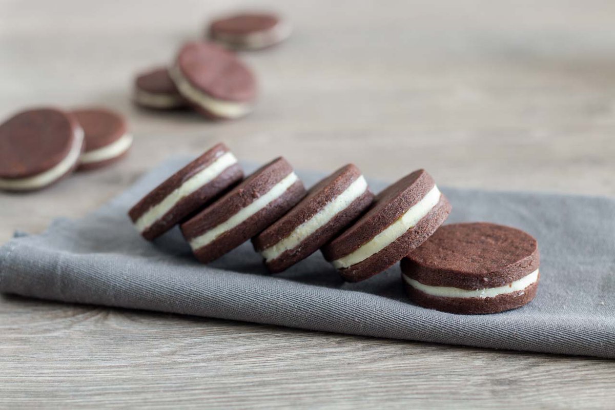 RoadToPastry's tweet photo. Do you like #Oreos? I have made my own #homemade version! #Video #Recipe: https://t.co/63BZvIof2h - what do you think? #biscuits #cookies https://t.co/NaxuQgT06F