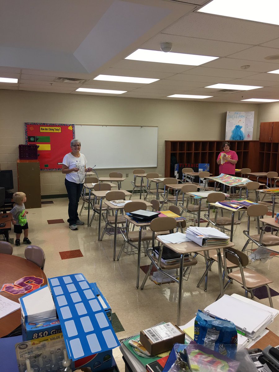 taft_elementary's tweet photo. @taft_elementary dedicated staff coming in  on Saturday to help new teacher setup room! #Taftfamily https://t.co/k4vVogqVyW