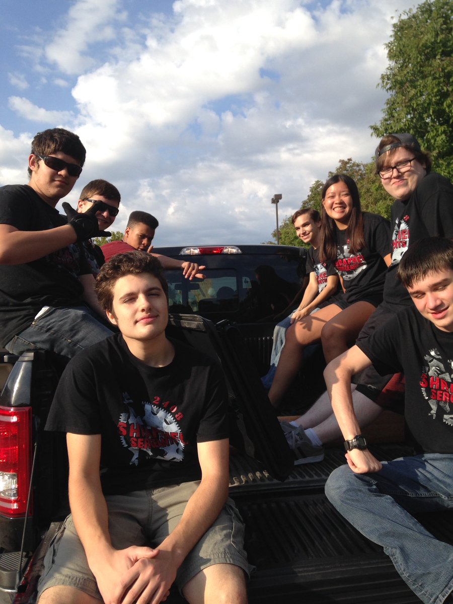 Team_2408's tweet photo. We're so happy to have been included in the homecoming parade. Thank you @WestHazelwood #homecoming2017 #robotics https://t.co/aSf3a0EOYD