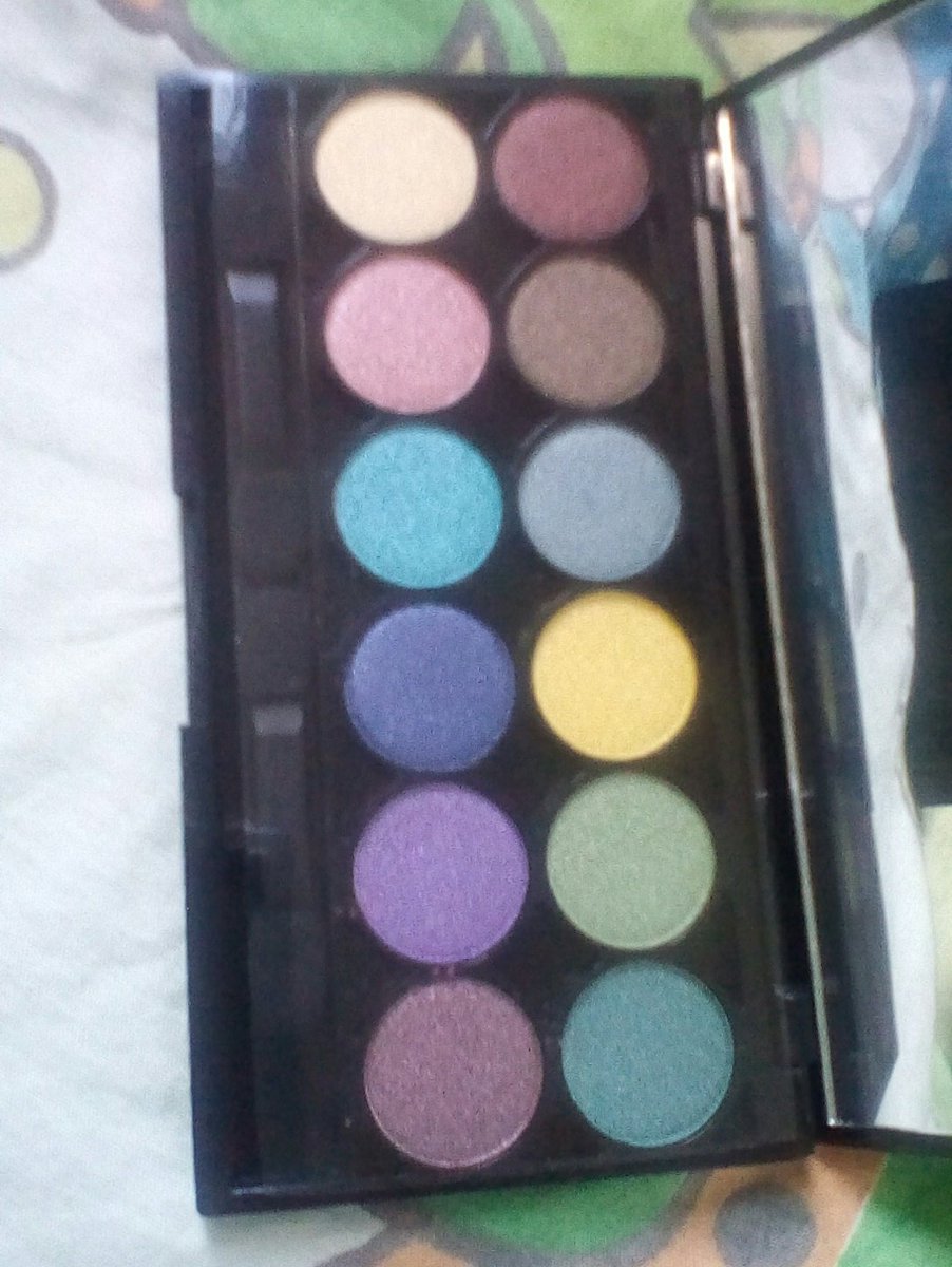 NeniSignature's tweet photo. Happy customer just received her 12 in 1 palette eyeshadow, same day delivery! 
Get your original cosmetics @NeniSignature https://t.co/7dKY4ExqPg