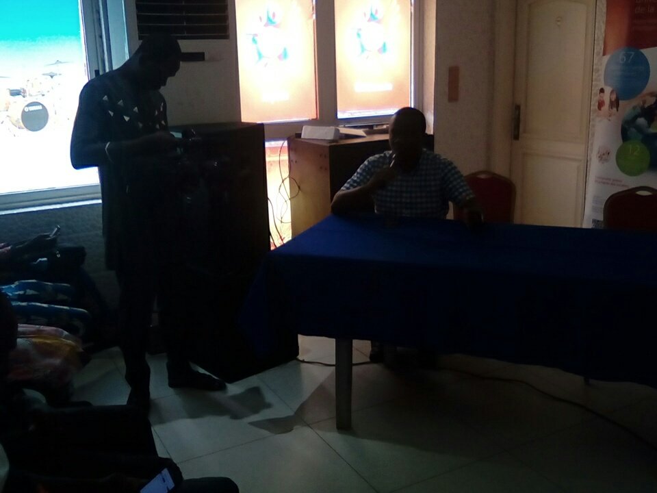 BLOLAB_BENIN's tweet photo. #rnll2017 Je n ai jamais écrit "j ai l honneur", dixit Wilfried N'Guessan aux rencontres du libre. #MakeAfrica https://t.co/ezXOjUioj2
