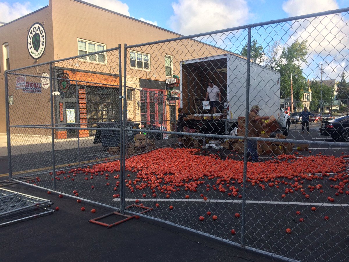 EastSideMke's tweet photo. Beautiful day here on the #EastSideMKE for #TomatoRomp and the glorious #TomatoFight for a great cause! Thanks Maglio Companies! https://t.co/rszZ3MHFOO