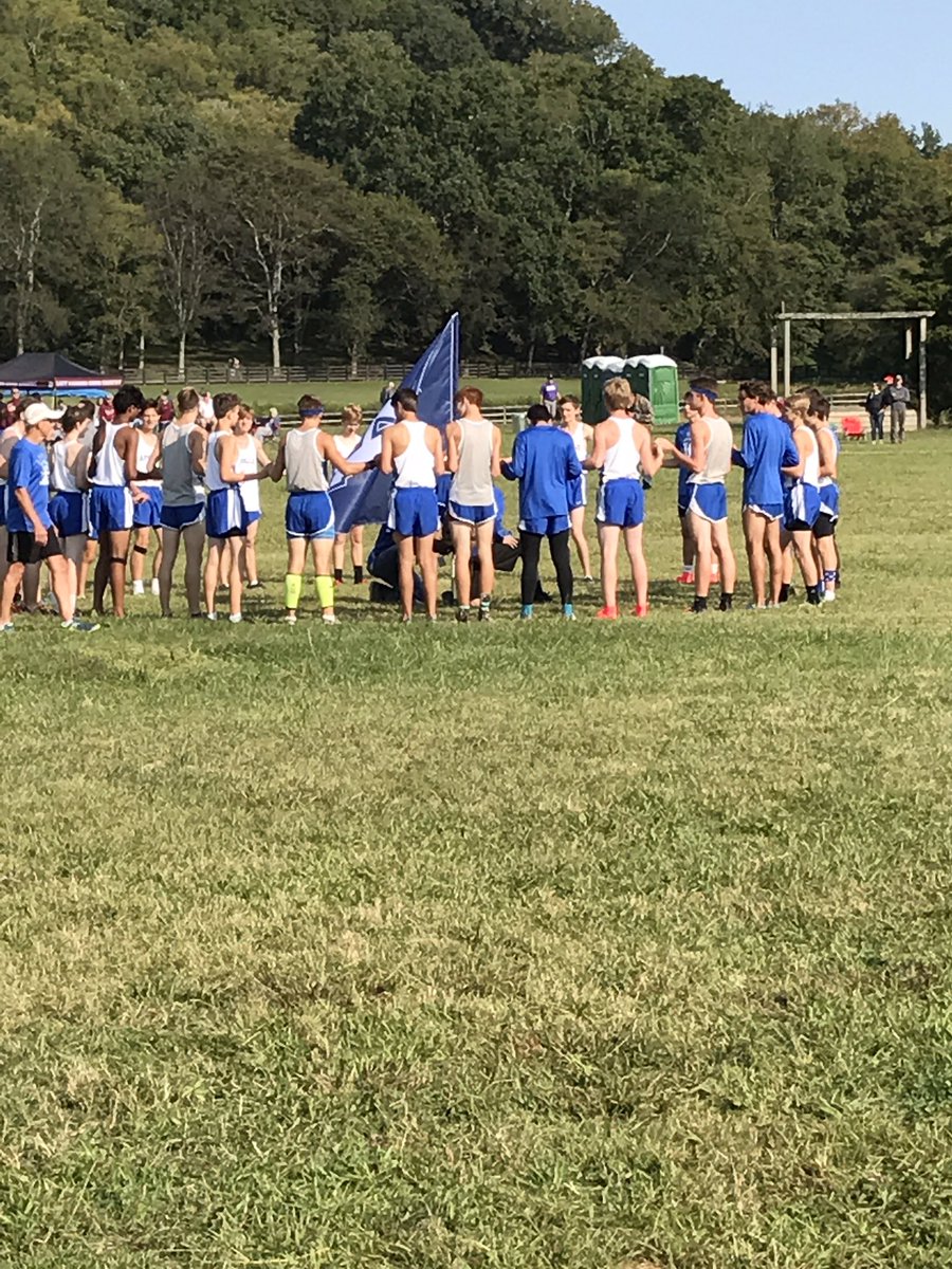 apollo_distance's tweet photo. Pre-race huddle #notjustforfootball #BigBlueTrain #BeGreat @AthleticsApollo https://t.co/lLH8j7LlHA