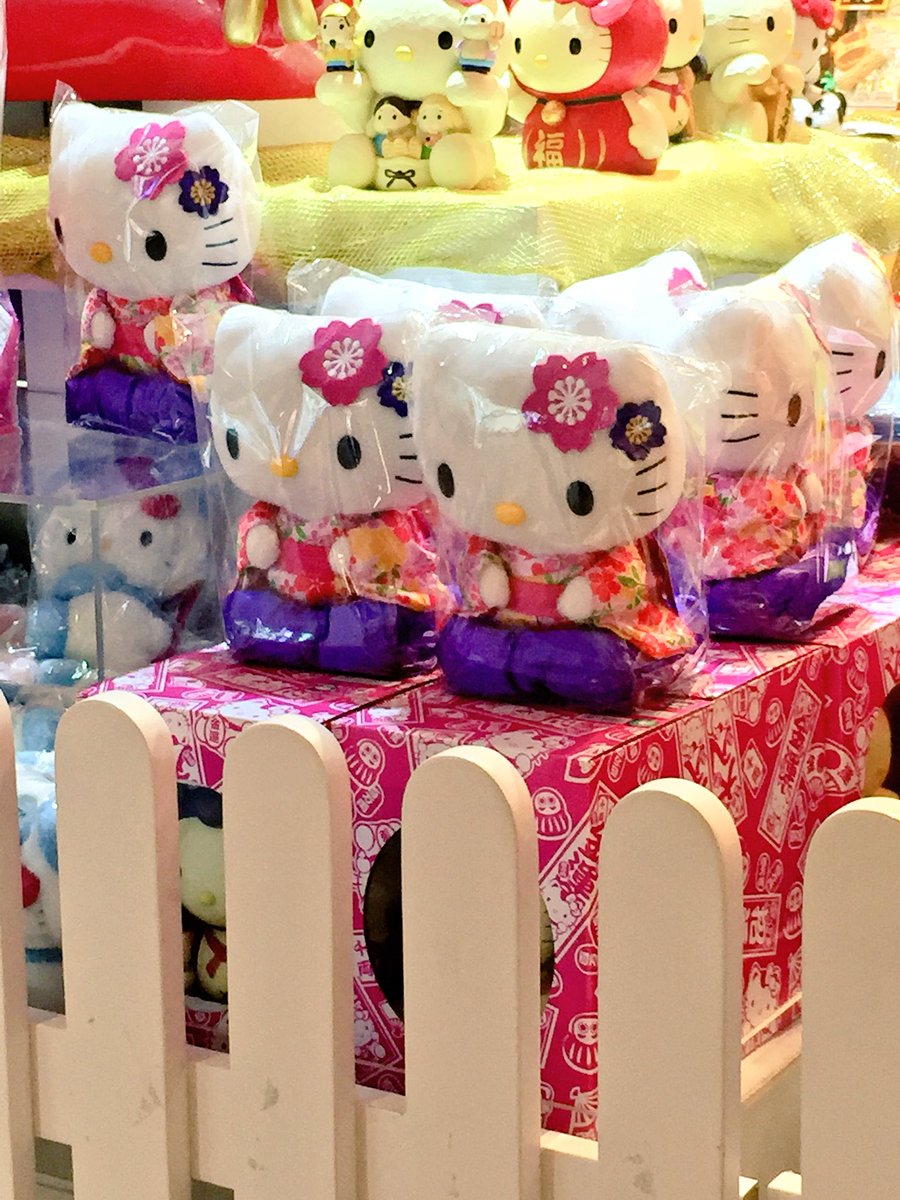 TravelWithH's tweet photo. Hello Kitty ruling the roost in #Singapore #Throwback #TravelWithH #HelloKitty #AsianAdventure https://t.co/aitzAZvx8U