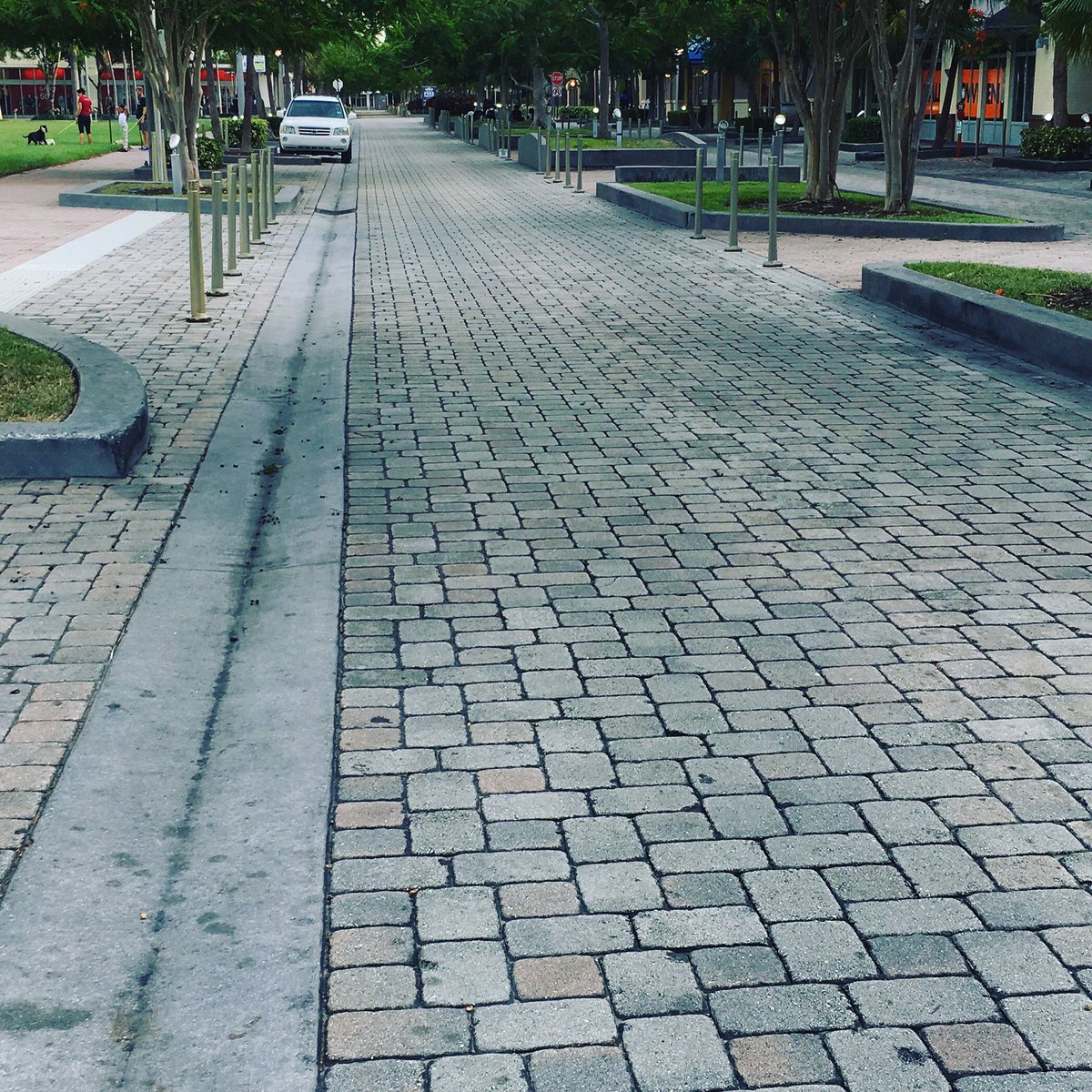 CaraMiaStore's tweet photo. Nobody at Midtown, Miami #IrmaHurricane2017 #HurricaneIrma #Irma2017 #305mediasolutions https://t.co/44XDODL2Db