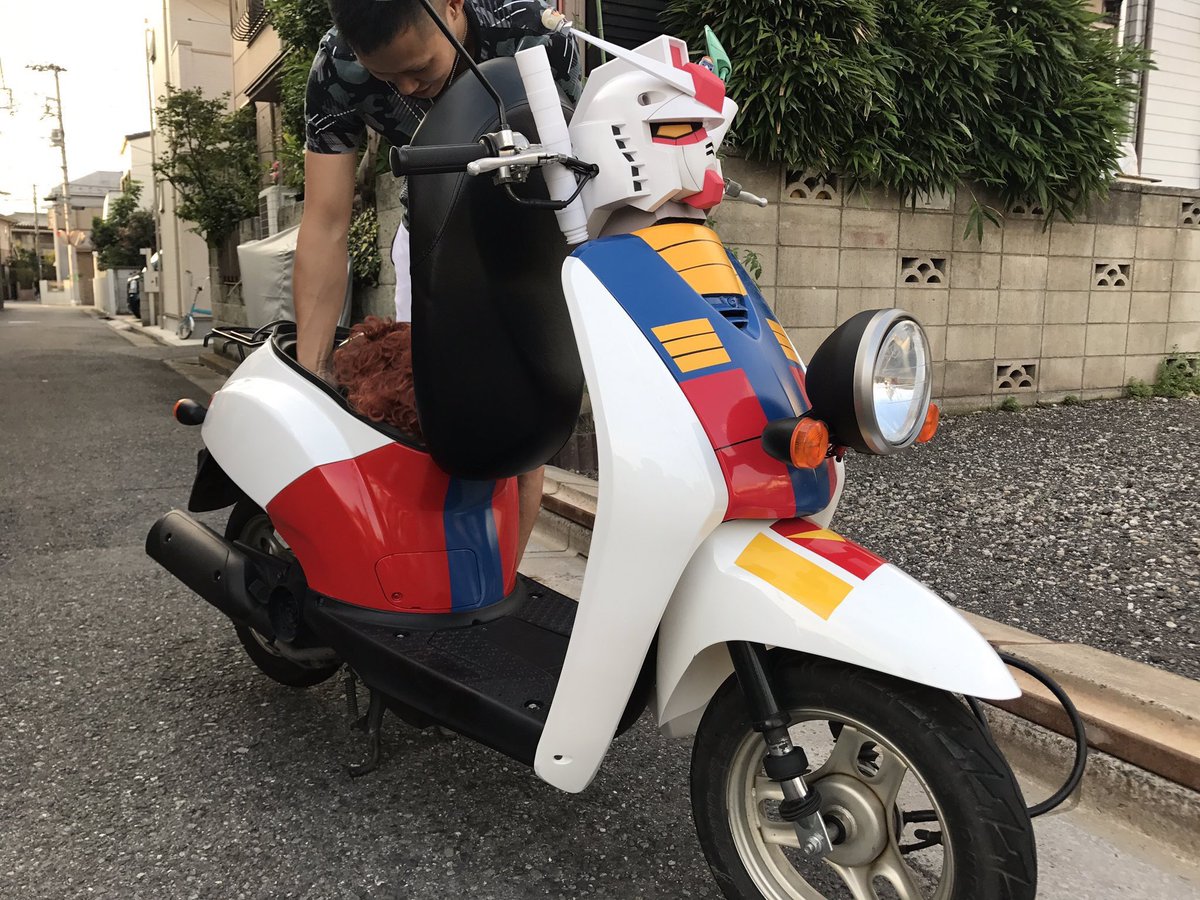 こいつ 動くぞ 連邦の白い悪魔がバイクになって登場 かっこよすぎ 対向車線から来たら笑って事故る Togetter こいつ 動くぞ 連邦の白い悪魔がバイクになって登場 かっこよすぎ 対向車線から来たら笑って事故る Togetter