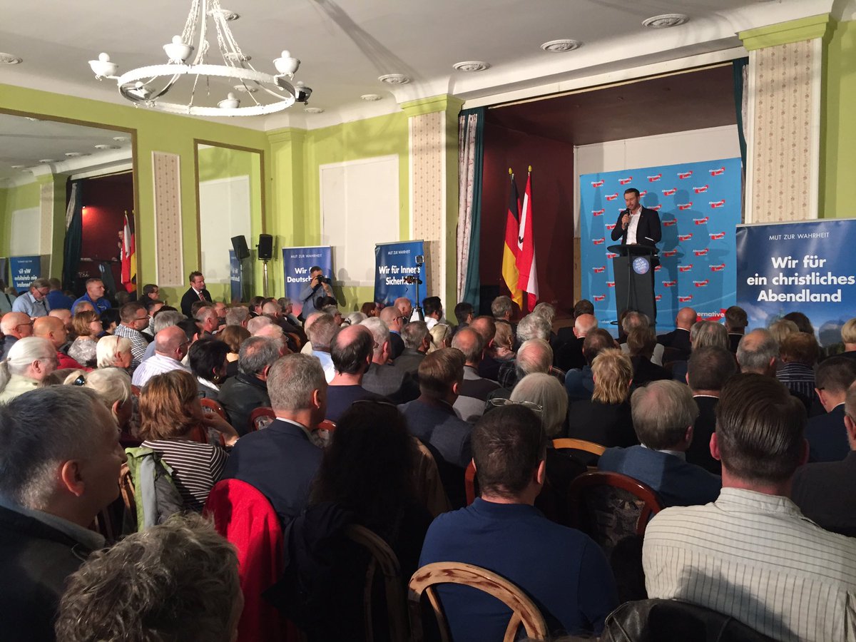 BjoernHoecke's tweet photo. Wahlkampf in #Berlin - #TrauDichDeutschland: #AfD
In wenigen Minuten spricht Björn Höcke
https://t.co/mqMogXjWwp https://t.co/rY0AicF5kz