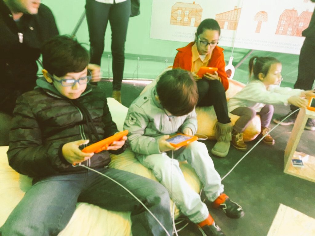 CulturaMuni's tweet photo. #Ahora familias disfrutando en la biblioteca digital #TocaTeca #DomoDigital Vení a la #FLC2017 https://t.co/UmX5beJdpZ
