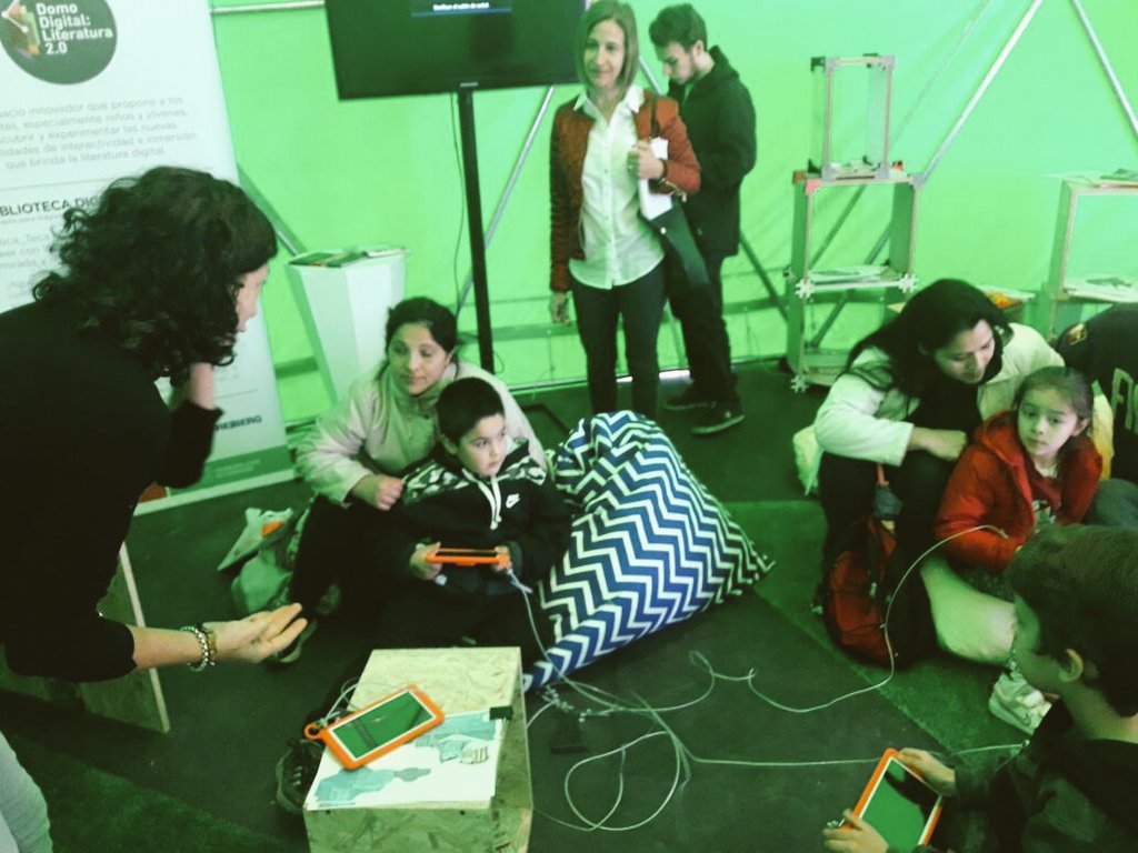 CulturaMuni's tweet photo. #Ahora familias disfrutando en la biblioteca digital #TocaTeca #DomoDigital Vení a la #FLC2017 https://t.co/UmX5beJdpZ