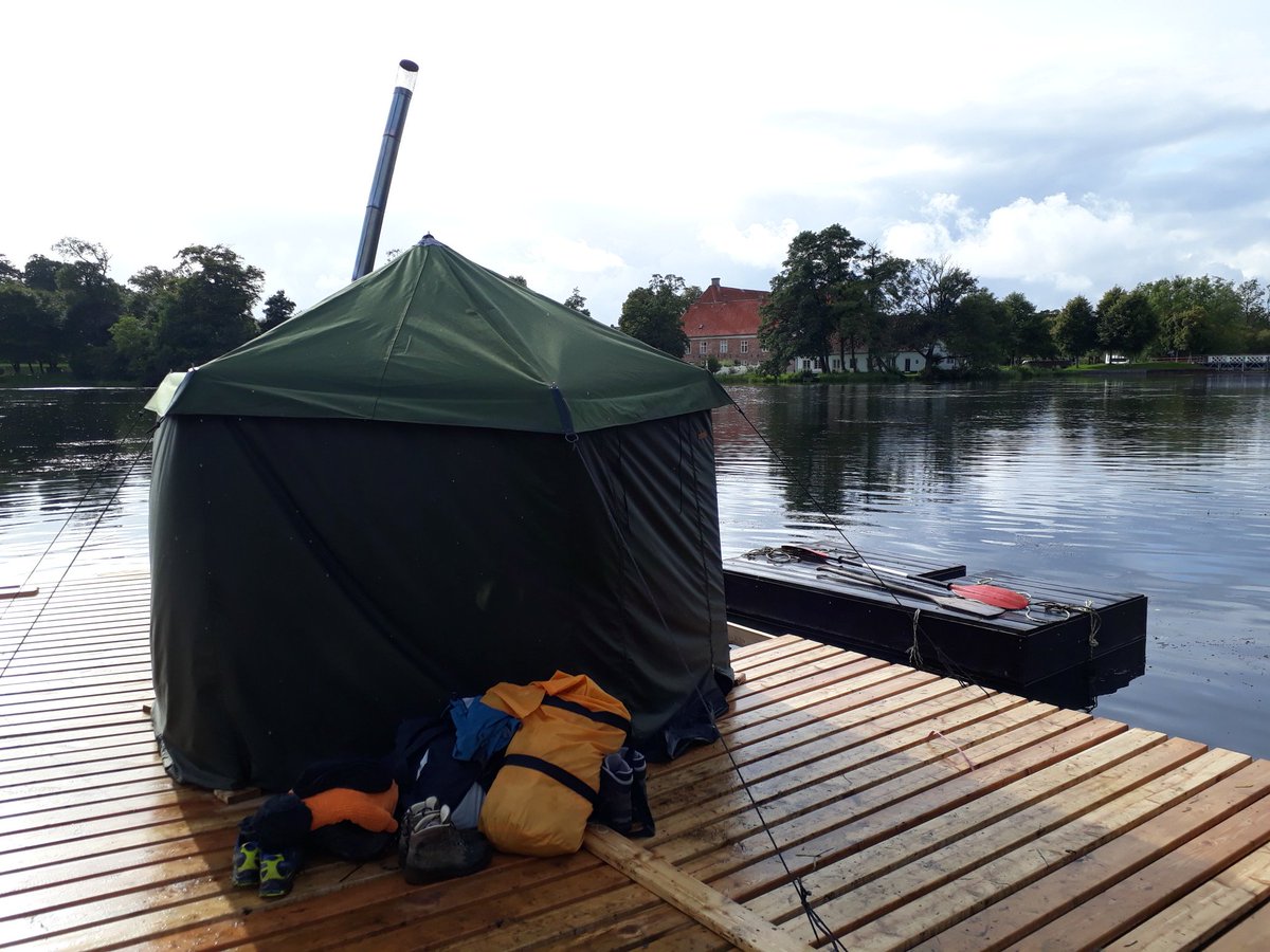 KlausdalGruppe's tweet photo. Så fik vi prøvet den skæve teltsauna på slotssøen #lt2017 #saunagus #spaforallepengene https://t.co/uxf0qq6tRE