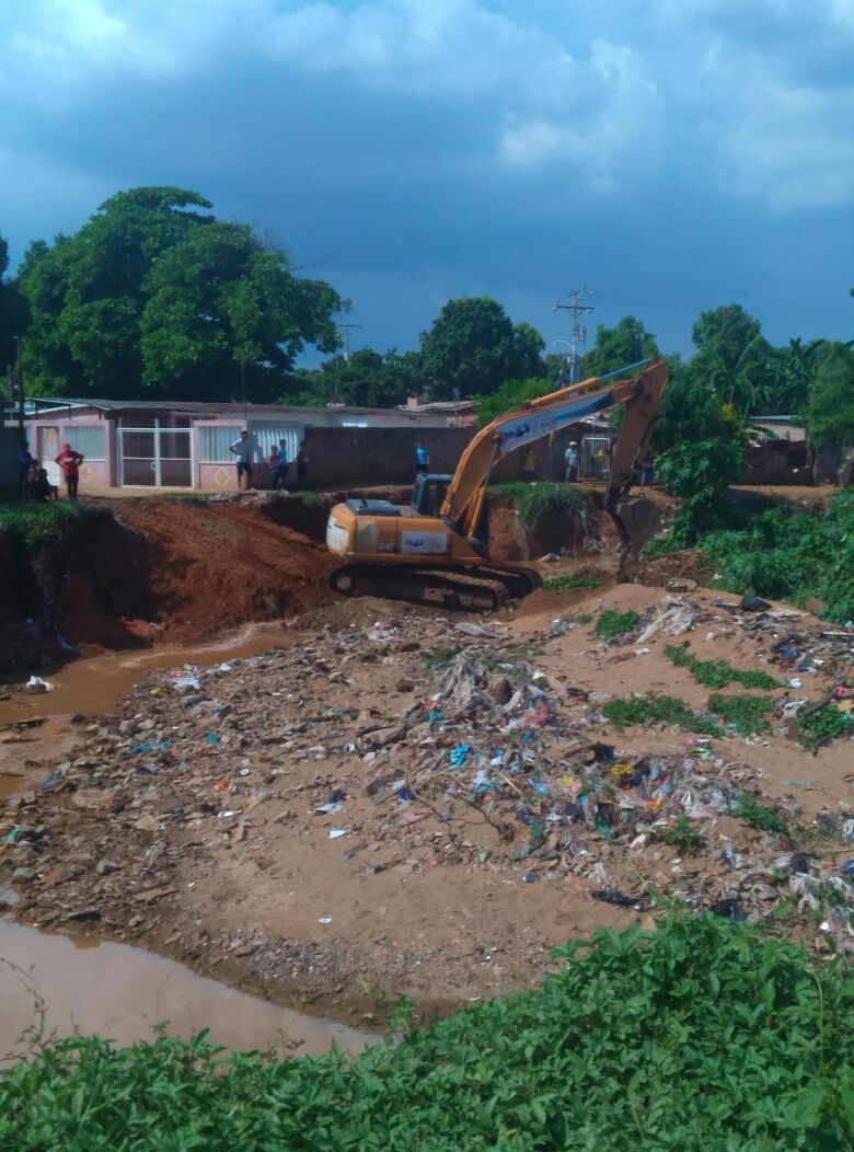 PanchoArias2012's tweet photo. Mantenemos activados los equipos de trabajo realizando labores preventivas, para evitar obstrucciones en los alcantarillados de la ciudad. https://t.co/cNL21IhesP