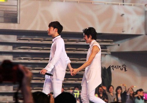 staywithyouL's tweet photo. Let's hold on to each other, we will get through this together ♡ https://t.co/IhuroCgoN7