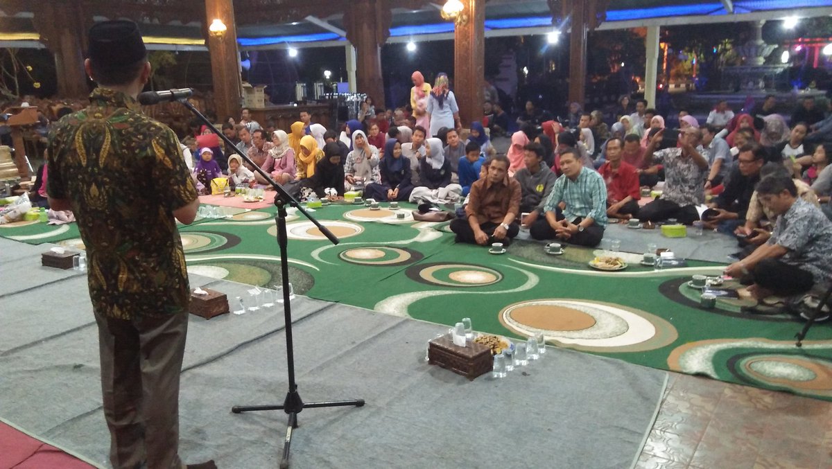 pajakjepara's tweet photo. @PajakJateng1 @Denhasan1 @UungEka @Stakof @PestaBaratan @PajakMania @dusone @pandupajak @VisitJepara @endaryono @JsbJepara @prabusaktiid @hdiankristiandi @yovieyola @rlisafm @LaskarPuisi @jblogcom @Susierna @jeparakabgoid @JatengTwit @ILoveJepara @HMJA_UNISNU @Jeparapedia @JeparaHariIni @ganjarpranowo @unisnujepara @DitjenPajakRI @KemenkeuRI @humasjateng @PIDPolresJepara @marzuqijepara @kushartoto011 @Rumah_Belalang @noegeese @kring_pajak @ISuwandio @aniwinn @BPPD_JATENG @dinsosjateng @disporaparjtg @Kemenpar_RI @KemenBUMN @puisikekasih @sudjiwotedjo @SastraUniv @JakArtsCouncil Wakil Bupati #Jepara Bp @hdiankristiandi memberikan sambutan sekaligus membuka Malam Anugerah Sastra: Samudra Award 2017. https://t.co/nMsD6hkQhG