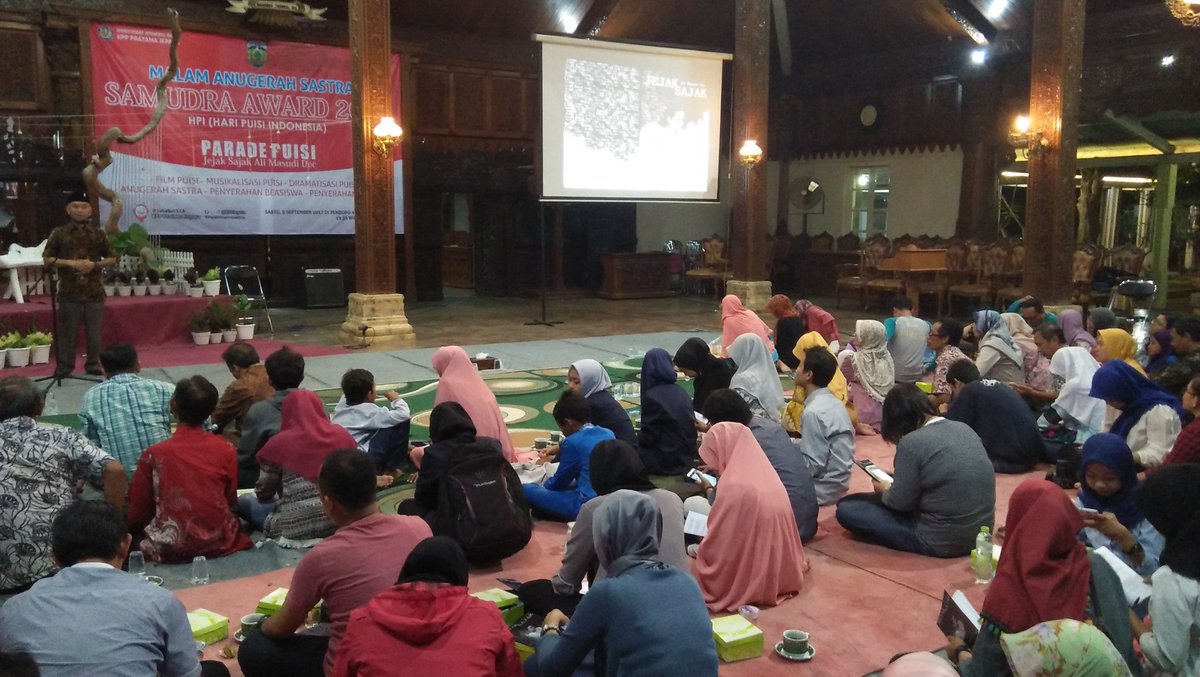 <a href="/PajakJateng1/">#PajakKitaUntukKita</a> @Denhasan1 <a href="/UungEka/">Eka Damayanti</a> <a href="/Stakof/">Rumail Abbas (ꦫꦸꦩꦻꦭ꧀ ꦄꦧ꧀ꦧꦱ꧀)</a> <a href="/PestaBaratan/">Lembayung Production</a> <a href="/PajakMania/">PajakMania</a> <a href="/dusone/">yy</a> <a href="/pandupajak/">#LiterasiFinancial</a> <a href="/VisitJepara/">#DiJeparaAja</a> <a href="/endaryono/">#DirumahAja</a> <a href="/JsbJepara/">cj 🤍܁ᅠᅠᅠᅠᅠᅠᅠᅠᅠᅠᅠᅠᅠᅠᅠᅠᅠᅠᅠᅠᅠᅠᅠᅠᅠᅠᅠᅠᅠᅠᅠᅠᅠᅠᅠᅠᅠᅠᅠᅠᅠᅠᅠᅠ</a> @prabusaktiid @hdiankristiandi <a href="/yovieyola/">Yovieta Lola</a> <a href="/rlisafm/">R-lisa FM Jepara</a> @LaskarPuisi @jblogcom <a href="/Susierna/">Penutur Perempuan</a> <a href="/jeparakabgoid/">Pemkab Jepara</a> <a href="/JatengTwit/">Jateng Twit</a> <a href="/ILoveJepara/">I ♥ Jepara</a> <a href="/HMJA_UNISNU/">HMJA UNISNU JEPARA</a> <a href="/Jeparapedia/">Jeparapedia</a> <a href="/JeparaHariIni/">Jepara Hari Ini</a> <a href="/ganjarpranowo/">Ganjar Pranowo</a> <a href="/unisnujepara/">UNISNU JEPARA</a> <a href="/DitjenPajakRI/">#PajakKitaUntukKita</a> <a href="/KemenkeuRI/">#UangKita</a> <a href="/humasjateng/">Humas Jateng</a> <a href="/PIDPolresJepara/">HUMAS POLRES JEPARA</a> <a href="/marzuqijepara/">Ahmad Marzuqi</a> <a href="/kushartoto011/">t0t0k</a> <a href="/Rumah_Belalang/">RumahBelajar Ilalang</a> <a href="/noegeese/">#西安洗浴 #西安桑拿 #西安上门 #西安海选 #西安会所 #西安高端 #西安资源 #西安水磨</a> <a href="/kring_pajak/">#PajakKitaUntukKita</a> <a href="/ISuwandio/">Irawan Suwandio</a> <a href="/aniwinn/">Ana</a> <a href="/BPPD_JATENG/">BAPENDA JATENG #MasSajak</a> <a href="/dinsosjateng/">Dinas Sosial Provinsi Jawa Tengah</a> @disporaparjtg @Kemenpar_RI @KemenBUMN <a href="/puisikekasih/">Puisi untuk Kekasih</a> <a href="/sudjiwotedjo/">Jack Separo Gendeng</a> <a href="/SastraUniv/">SASTRA Deemed University</a> <a href="/JakArtsCouncil/">Dewan Kesenian JKT</a> Wakil Bupati #Jepara Bp @hdiankristiandi memberikan sambutan sekaligus membuka Malam Anugerah Sastra: Samudra Award 2017.