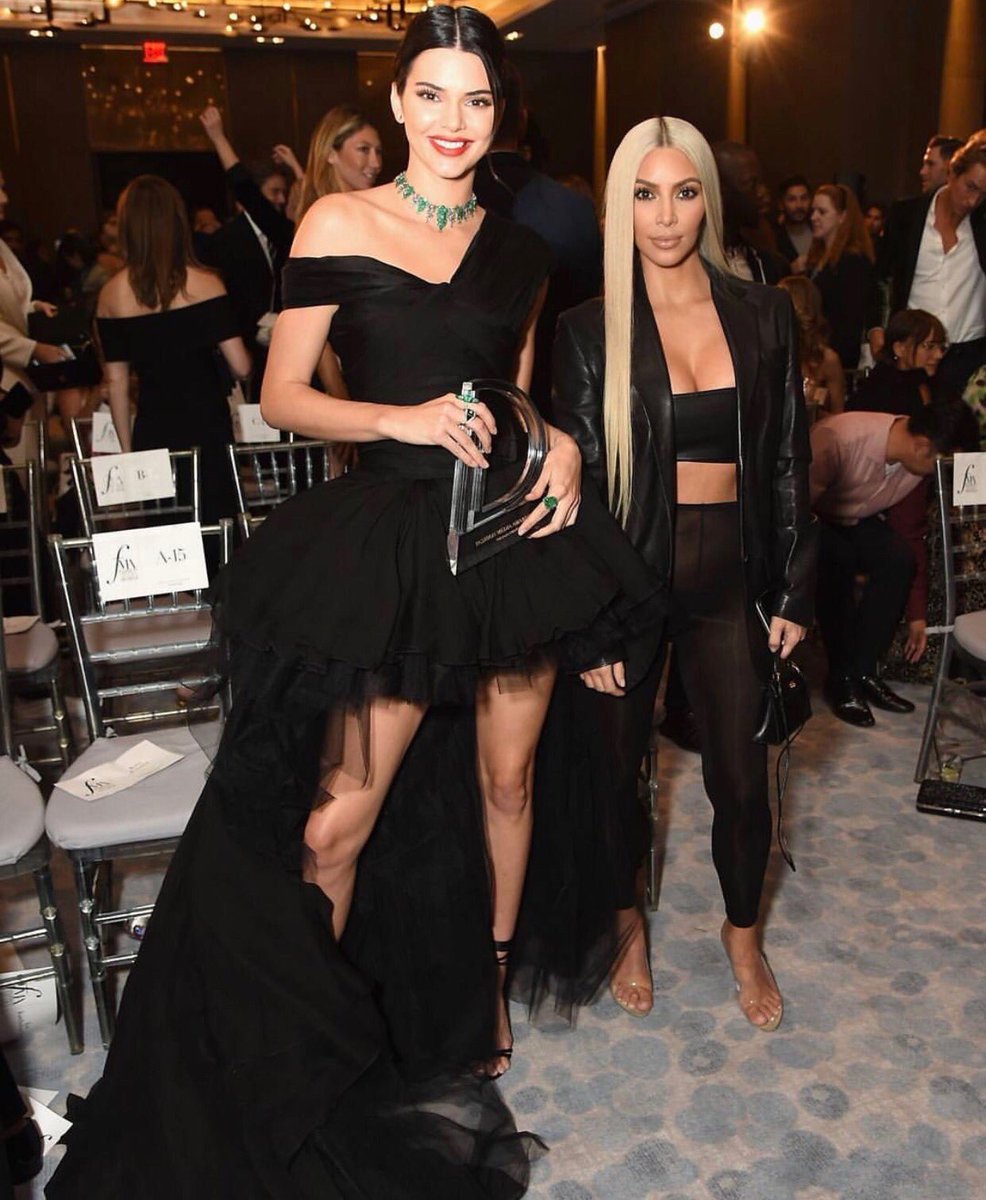 KimKardashians2's tweet photo. Kim e @KendallJenner #FMAs2017 https://t.co/9fWhT5i7Rr
