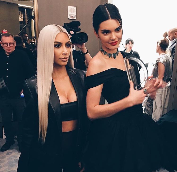 KimKardashians2's tweet photo. Kim e @KendallJenner #FMAs2017 https://t.co/9fWhT5i7Rr
