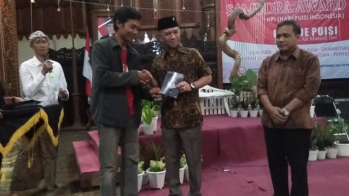 pajakjepara's tweet photo. @PajakJateng1 @Denhasan1 @UungEka @Stakof @PestaBaratan @PajakMania @dusone @pandupajak @VisitJepara @endaryono @JsbJepara @prabusaktiid @hdiankristiandi @yovieyola @rlisafm @LaskarPuisi @jblogcom @Susierna @jeparakabgoid @JatengTwit @ILoveJepara @HMJA_UNISNU @Jeparapedia @JeparaHariIni @ganjarpranowo @unisnujepara @DitjenPajakRI @KemenkeuRI @humasjateng @PIDPolresJepara @marzuqijepara @kushartoto011 @Rumah_Belalang @noegeese @kring_pajak @ISuwandio @aniwinn @BPPD_JATENG @dinsosjateng @disporaparjtg @Kemenpar_RI @KemenBUMN @puisikekasih @sudjiwotedjo @SastraUniv @JakArtsCouncil @agungpakde @prastow Sesi selanjutnya oleh Sdr. #AsyariMuhammad memberikan buku kumpulan sastra Sdr. #UdiDec (alm.) kpd Bp @hdiankristiandi dan Bp @kushartoto011 https://t.co/2kBPSyOdis