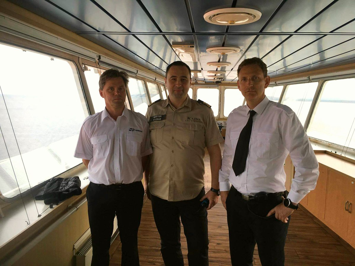 PilociMorscy's tweet photo. Wejście statku #LNG Arctic Discoverer. Pilot prowadzący kpt Jarosław Krupski pilot asystujący kpt. Jan Dzwonkowski. #Swinoujscie #vessels https://t.co/mXzpyF4WE5