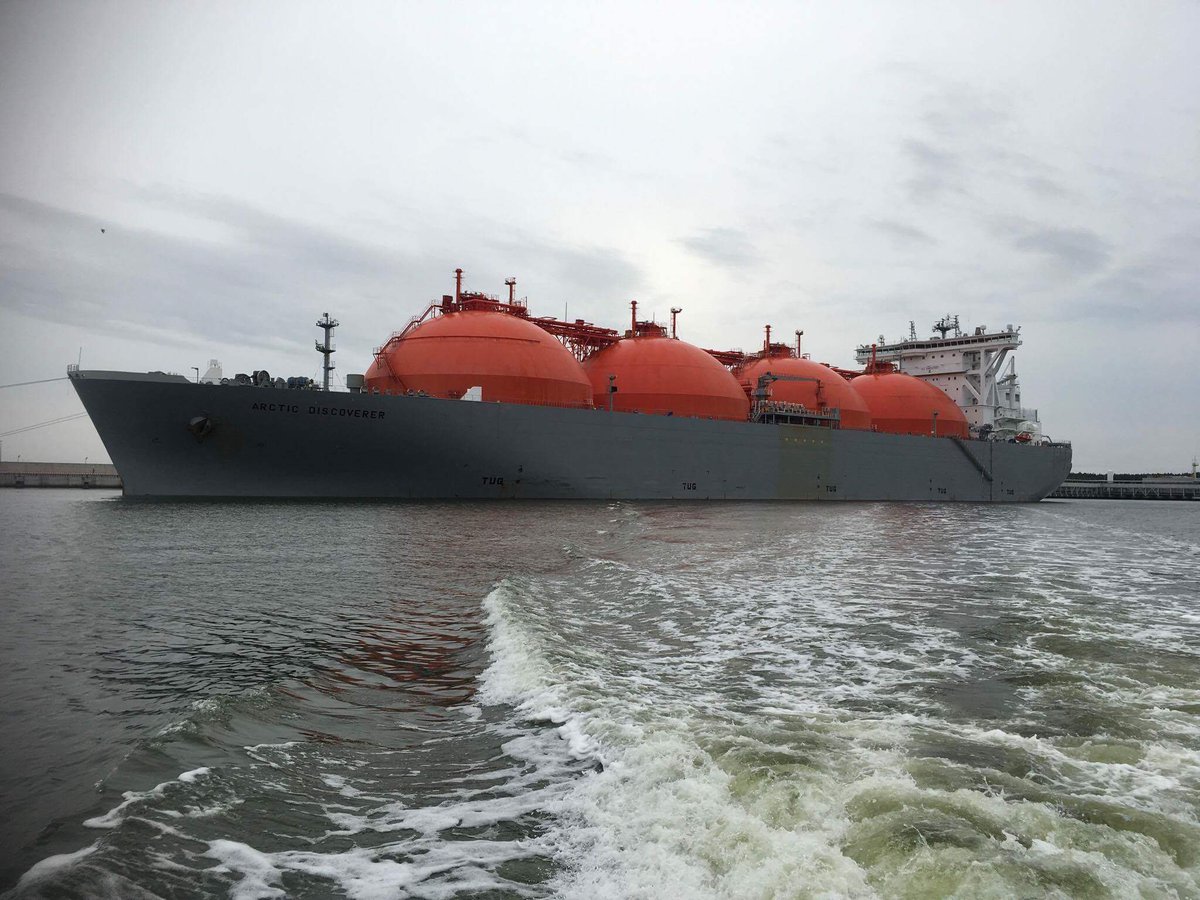 PilociMorscy's tweet photo. Wejście statku #LNG Arctic Discoverer. Pilot prowadzący kpt Jarosław Krupski pilot asystujący kpt. Jan Dzwonkowski. #Swinoujscie #vessels https://t.co/mXzpyF4WE5