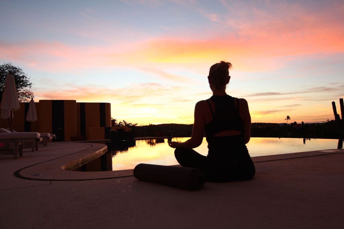 TheAndreaMarcum's tweet photo. #saturdaymorning #everymorning #meditation You? https://t.co/rRqvrpwCWV #ClosetoOM #OnYourMat #OnYourOM #thisisyoga #thesweatlife https://t.co/dK4kGdlHM8