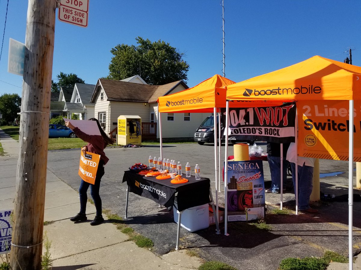 SPGKimSchriner's tweet photo. #LMsupportsPOWER, @NataleeCarter12, @JMillard117, @JayMiglionico @DK1team1dream and @SPGMERCH Radio Remote @ Stop and Shop 104.7 WIOT https://t.co/czDAVkA1OL
