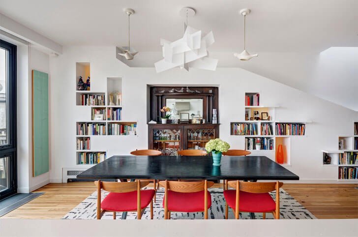 IndiaArtnDesign's tweet photo. An all-white interior envelope comes alive with pops of colour in this home by @alexandrabarker of #BFDO Architects https://t.co/kIA9XGtveW https://t.co/PgmPy9tto7