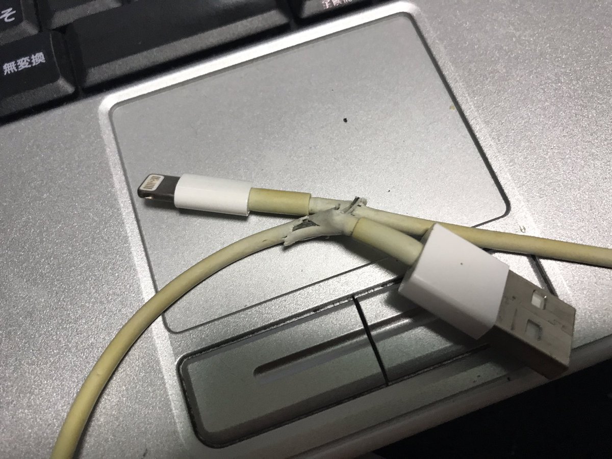 k2hasegawa's tweet image. #iPhoneケーブル #断線 まだ2年ぐらいでそんなに乱暴には扱ってないのに、純正なのに弱いよな😰