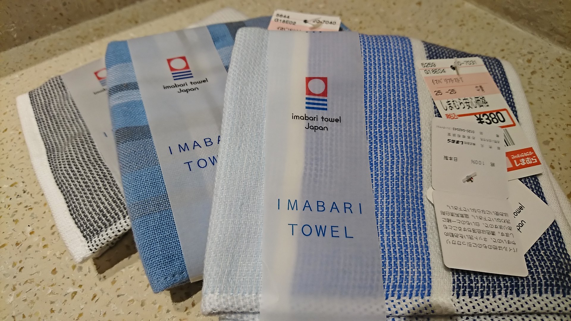 しながみはかせ コミケ復活の日まで買い支えだ イン活に出かけたらハンカチ持ってないのに気づいてしまむらに寄るサザエさん 今治タオルのがあって驚き 表は手ぬぐい風なのに裏地はタオル これはいい 厳選まとめ買いでござる T Co