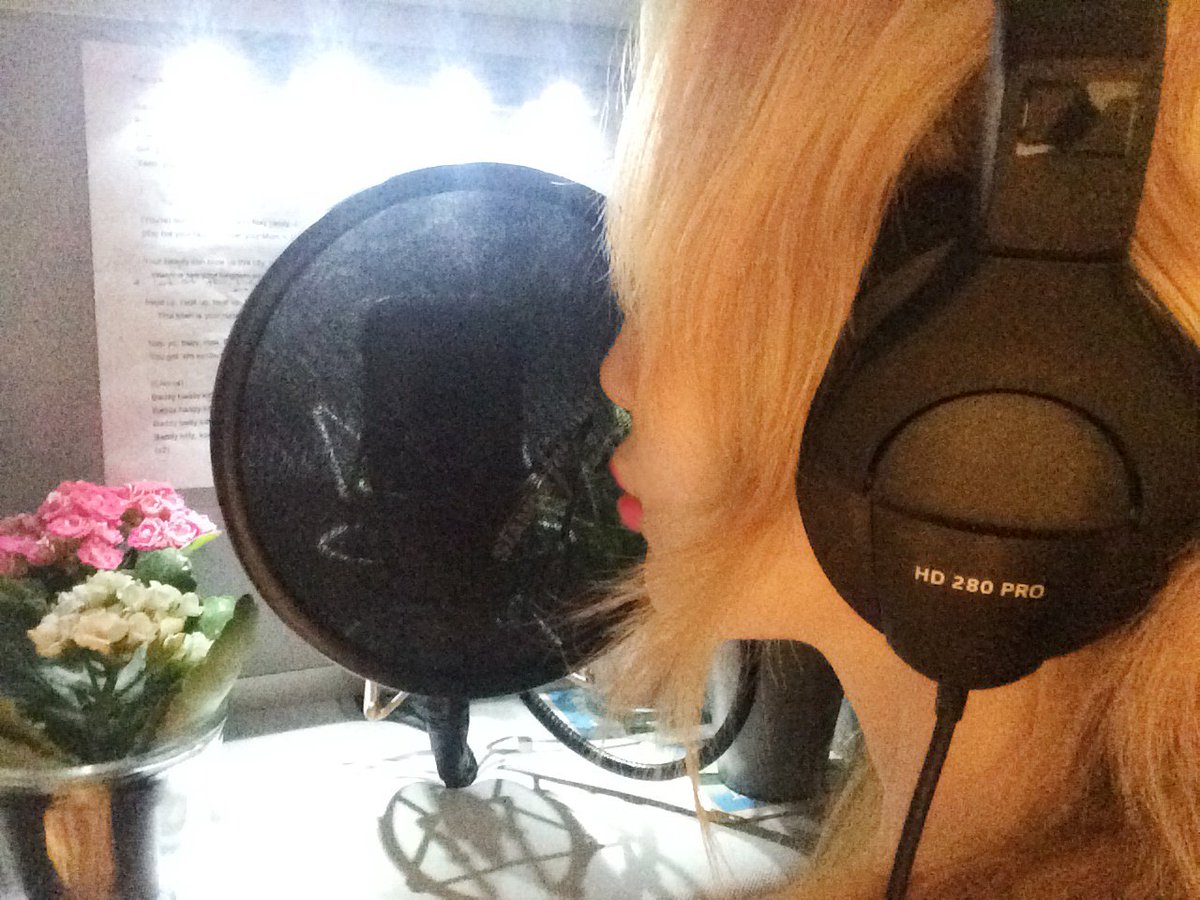 Happy in the studio, recording w/ Sennheiser HD280PRO on. 

No sound leakage + Comfy fit! 👍

S/O to @Sennheiser_UK @SennheiserUSA