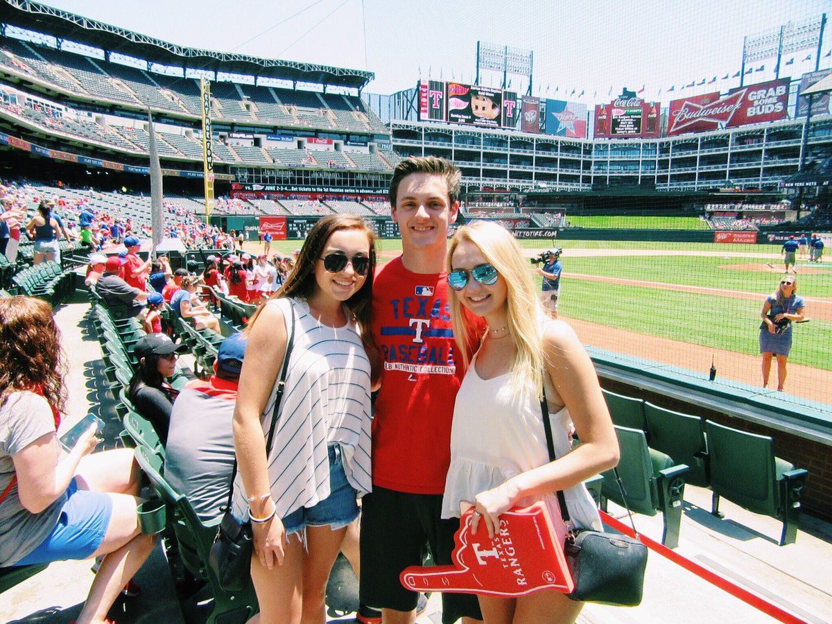 JessicaUrbis's tweet photo. HAPPY BIRTHDAY!!!!!! @jake_heffron 💗💗 #bffs #fansunited #lisa https://t.co/xgRybV4s8P