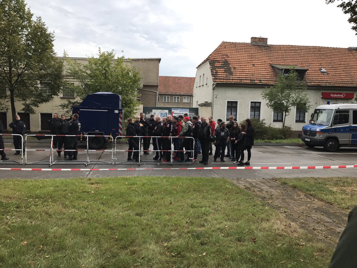 Reporter_Flash's tweet photo. Die Einlasskontrollen dauern an, Abfahrt frühestens 17.30 Uhr.
#RideWithTheAngels https://t.co/Y6b63Gaemg