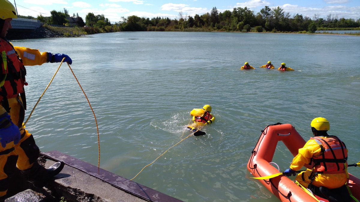 rduff621's tweet photo. Open Water Rescue Training (ROW/GO)
MARSAR Sling and Polar 75  #thorold #thoroldfire @tpffa1182 @Ryan_CW https://t.co/MPScXfp2ht