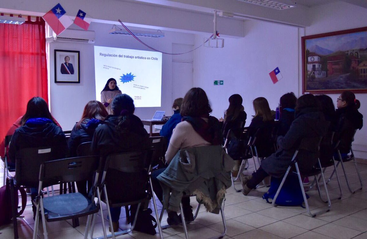 La abogada y gestora cultural Carolina Galea, en charla sobre 'Legislación Cultural' en la última #CapacitaciónCultural @Stgoesmio