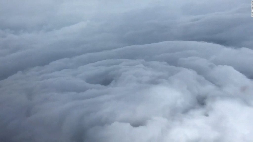 CNNEE's tweet photo. ÚLTIMA HORA 
Irma ya es un huracán de categoría 3... por ahora https://t.co/ho5TtWtQjr https://t.co/X5bjBugj1r