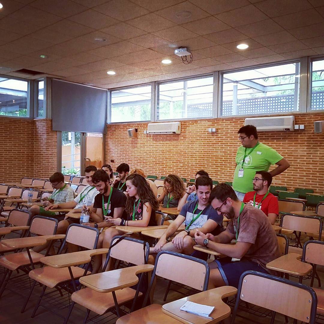 JovesIniComNord's tweet photo. Vesprada de ponències a la #trobadaJaI a #Xàtiva #ConectemNos @JovesIniciativa  #CridaContraelRacisme https://t.co/Cw8y8asHR6