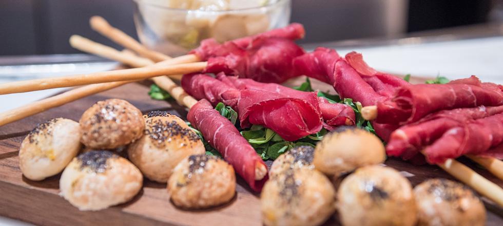 MassimoRest's tweet image. What's your favourite cocktail to have with our complimentary #Aperitivo in Massimo Bar? #LondonBars
bit.ly/2wRbig1