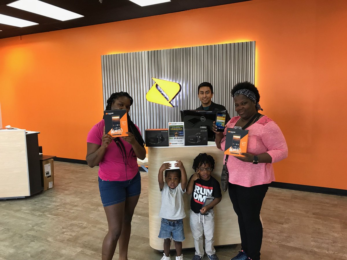 nolaspg's tweet photo. South Central's newest 4.0 @boost store in Baton Rouge.   Switch to #boostmobile for #freephones. @alexiaautin @JonDBlitz https://t.co/zSrhdmdB0L