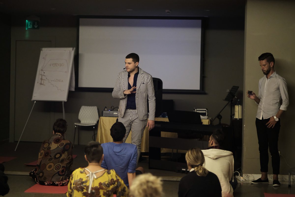 bianchinoves's tweet photo. Continua la Full Immersion Trainer Course di VES®
#fullimmersion #full17 #ipnosi #emozioni #voice #vocalcoach #ves #voiceevolutionsystem https://t.co/X9Uu5yoUCH