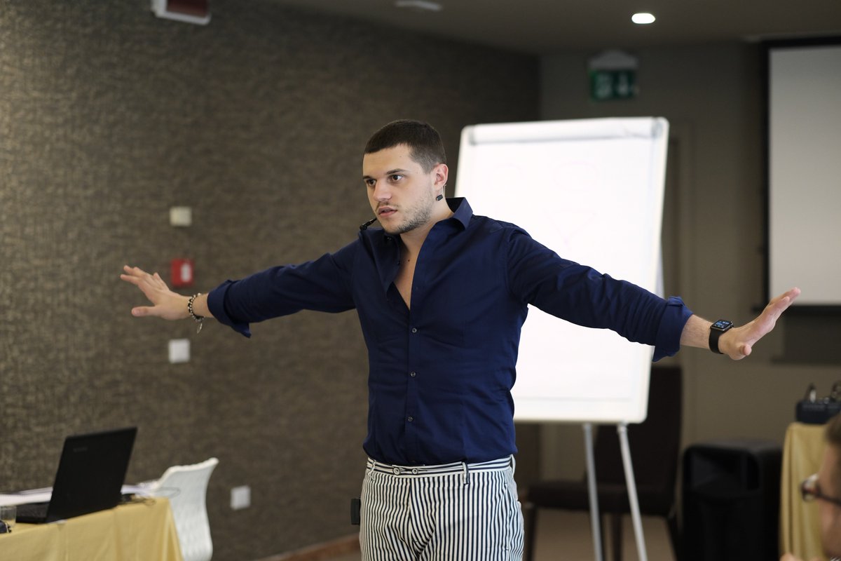 vesitalia's tweet photo. Continua la Full Immersion Trainer Course di VES®
#fullimmersion #full17 #ipnosi #emozioni #voice #vocalcoach #ves #voiceevolutionsystem https://t.co/sR5zdUZ2yG