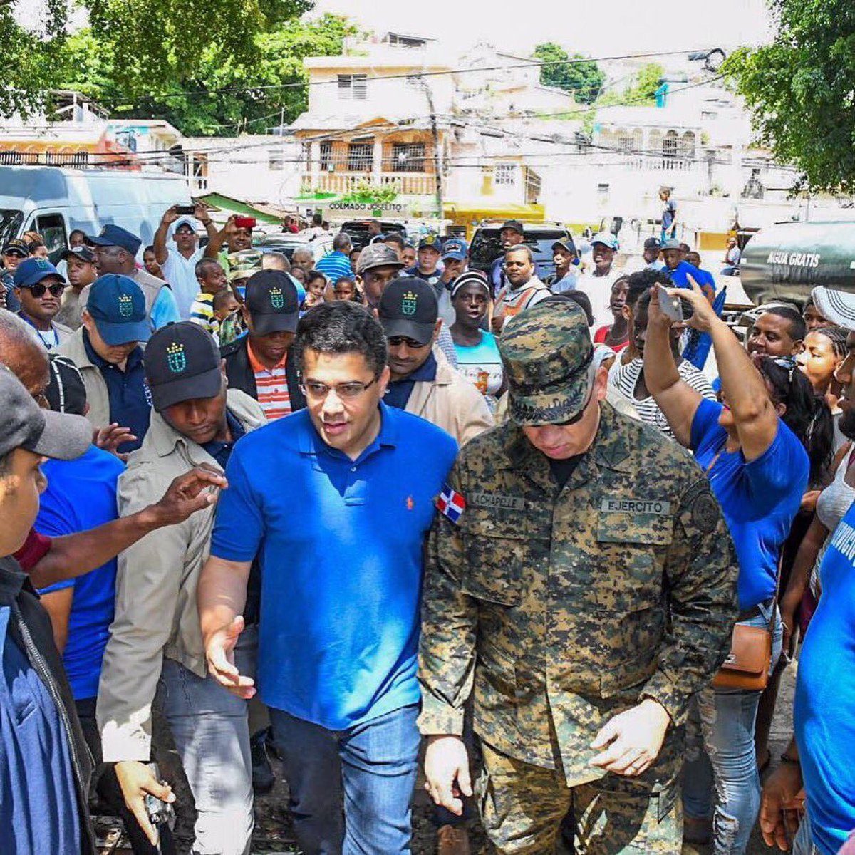 DavidColladoM's tweet photo. Llegando a la Ciénaga a operativo Social, Fumigación, Alimentos, limpieza  y drenaje pluvial. La Ciudad es la gente y la gente la ciudad! https://t.co/raQVx6m9Lh